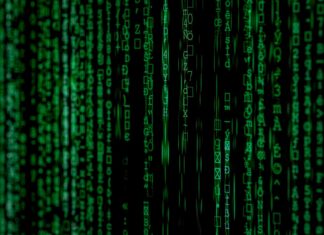 Jak działa kodowanie informacji w komputerze: proste wyjaśnienie bitów, bajtów i systemu binarnego Zielona abstrakcyjna ściana z pionowymi ciągami cyfr binarnych