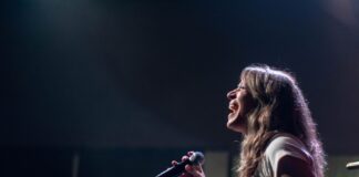 Charyzmatyczna wokalistka art pop śpiewa z pasją na scenie koncertowej