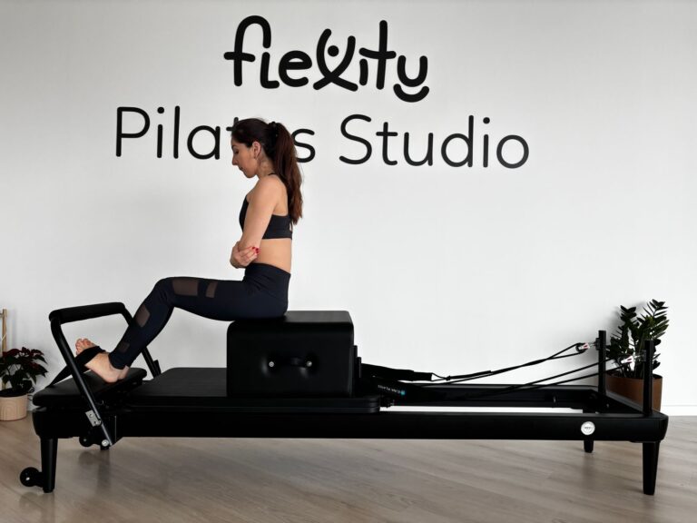 Jak zacząć pilates przy ścianie (wall pilates) w małym pokoju bez żadnego sprzętu