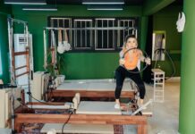 Jak zacząć pilates przy ścianie (wall pilates) w małym pokoju bez żadnego sprzętu