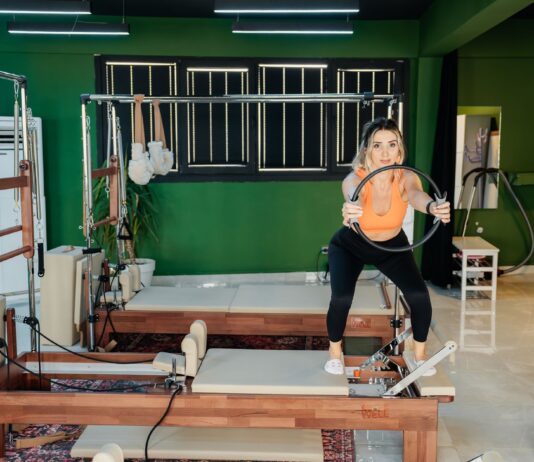 Jak zacząć pilates przy ścianie (wall pilates) w małym pokoju bez żadnego sprzętu