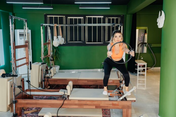 Jak zacząć pilates przy ścianie (wall pilates) w małym pokoju bez żadnego sprzętu