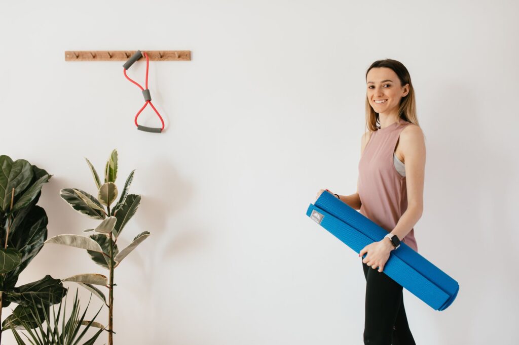 Jak zacząć pilates przy ścianie (wall pilates) w małym pokoju bez żadnego sprzętu